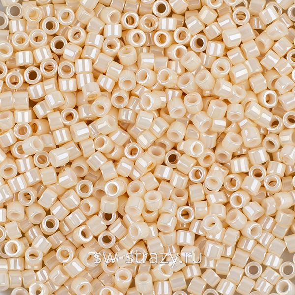 Бисер Treasures 11/0 #0123 Кремовый/перламутровый